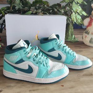 Nike Jordan sneaker size 8 turquoise teal white